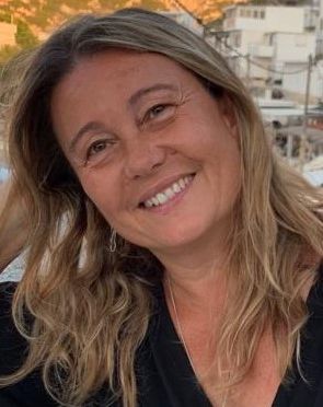 Des professionnels collaborent lors d'une réunion de bureau moderne.